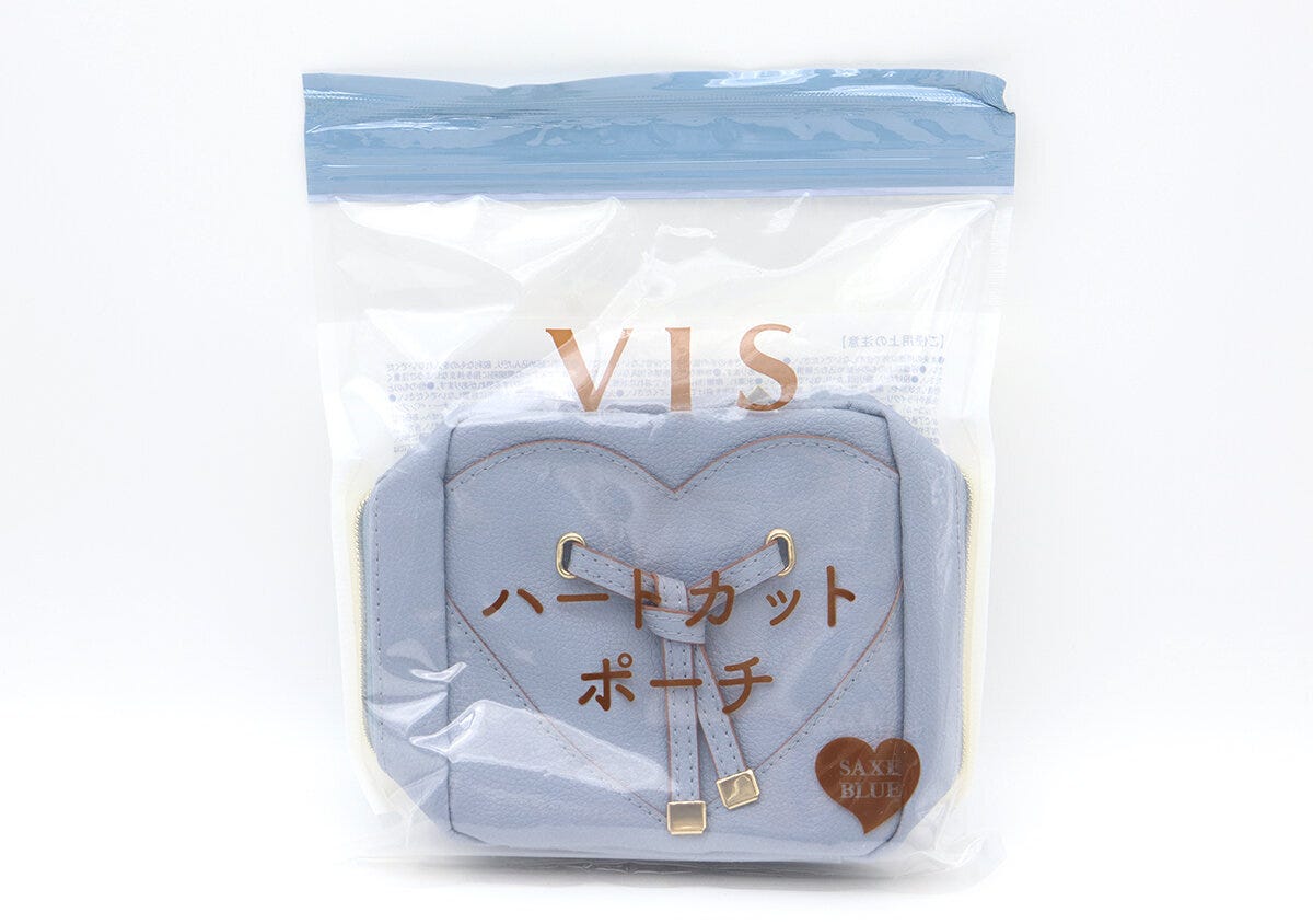 透明な袋に入ったサックスブルーのVISハートカットポーチ。袋には商品名が書かれている。