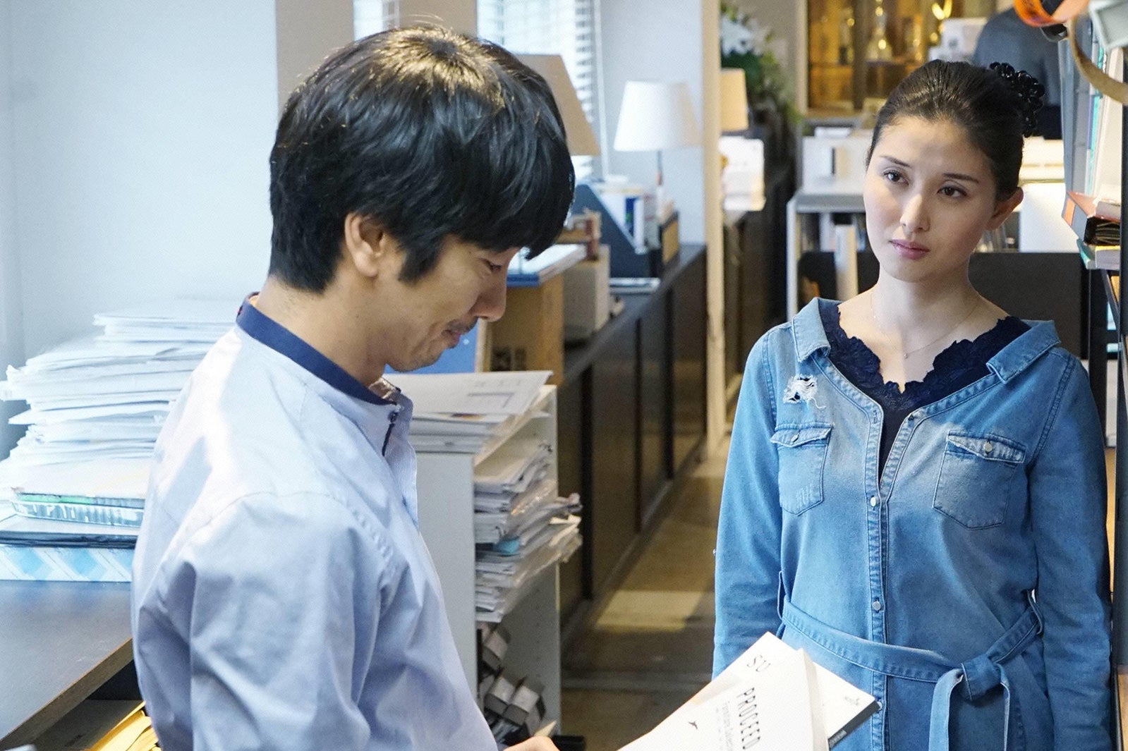 眞島秀和、橋本マナミ／「隣の家族は青く見える」第5話より（C）フジテレビ