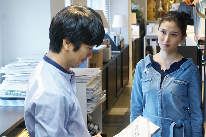 眞島秀和、橋本マナミ/「隣の家族は青く見える」第5話より(C)フジテレビ