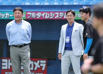 元日本ハム・斎藤佑樹氏が神宮でさわやか始球式 速球披露で場内どよめき 早実、早大時代に活躍 打席には清宮幸