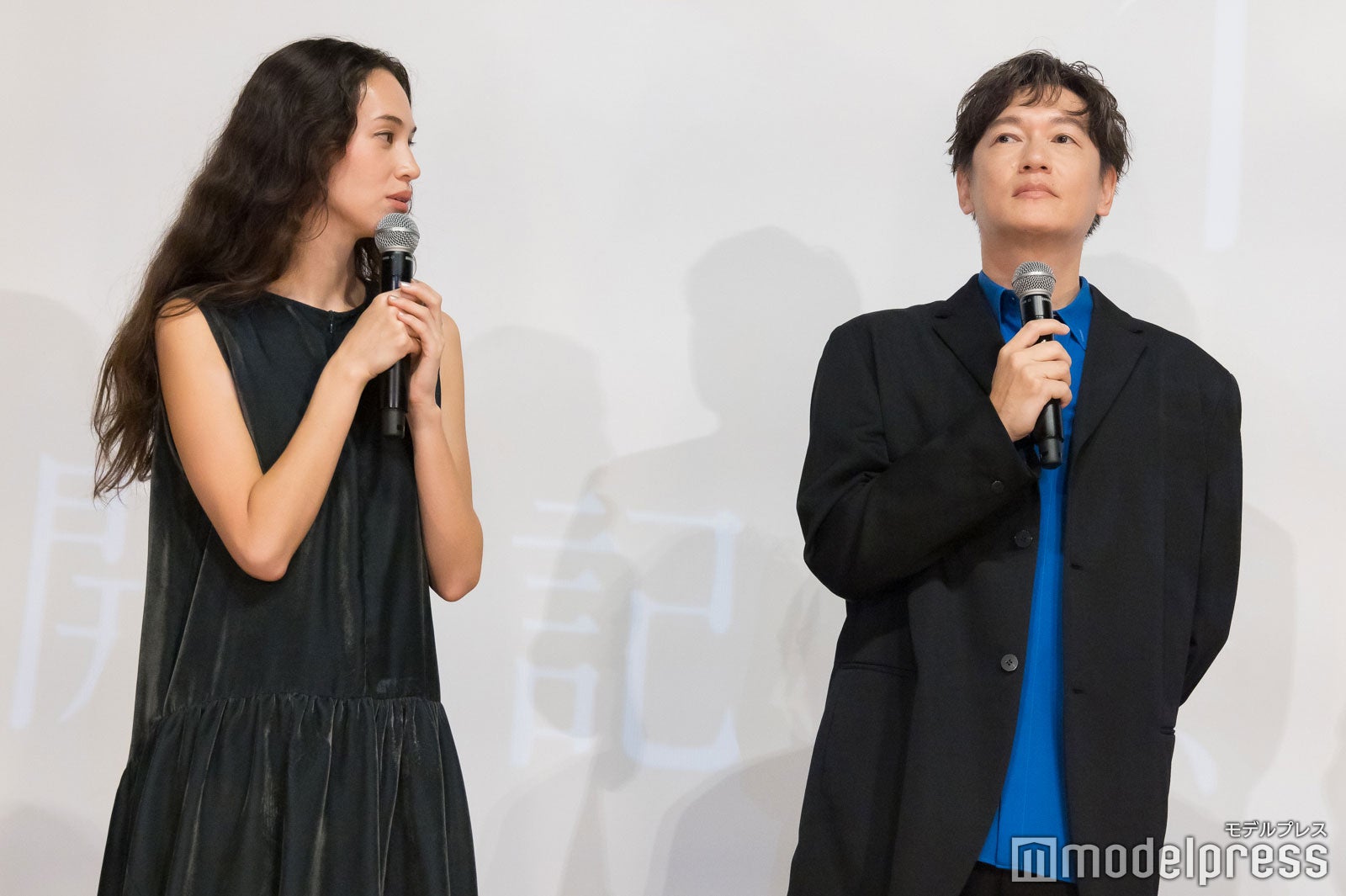 水原希子、井浦新（C）モデルプレス