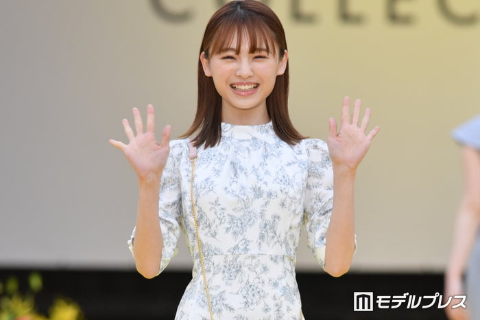 NMB48メンバー、美脚ライン輝くミニスカ×ニーハイコーデに反響「最強の組み合わせ」「スタイル抜群」