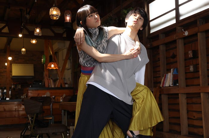 浅川梨奈、萩原利久(C)中原アヤ/集英社(C)2023「おとななじみ」製作委員会