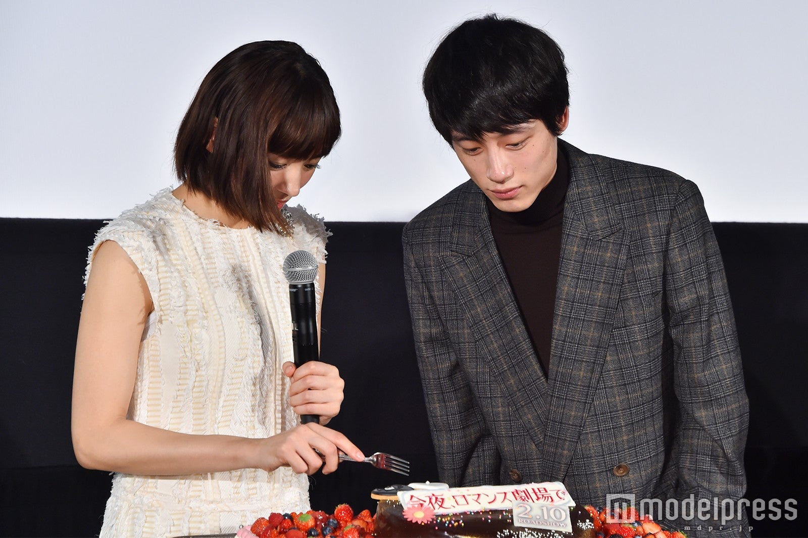 綾瀬はるか、坂口健太郎 （C）モデルプレス