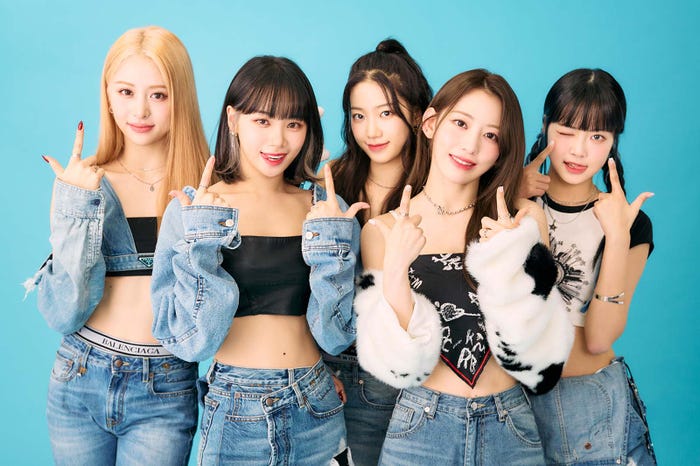 (左から)ホ・ユンジン、キム・チェウォン、カズハ、サクラ、ホン・ウンチェ/LE SSERAFIM(C)TBS/撮影:加藤春日