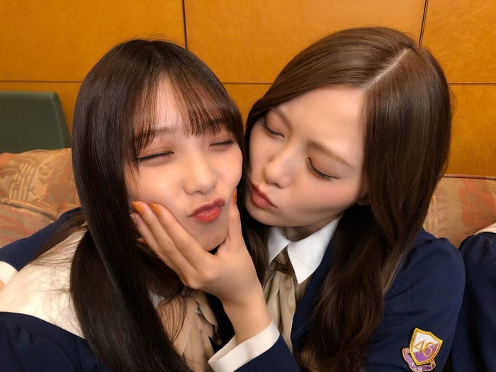 与田祐希にキスを迫る白石麻衣(提供写真)