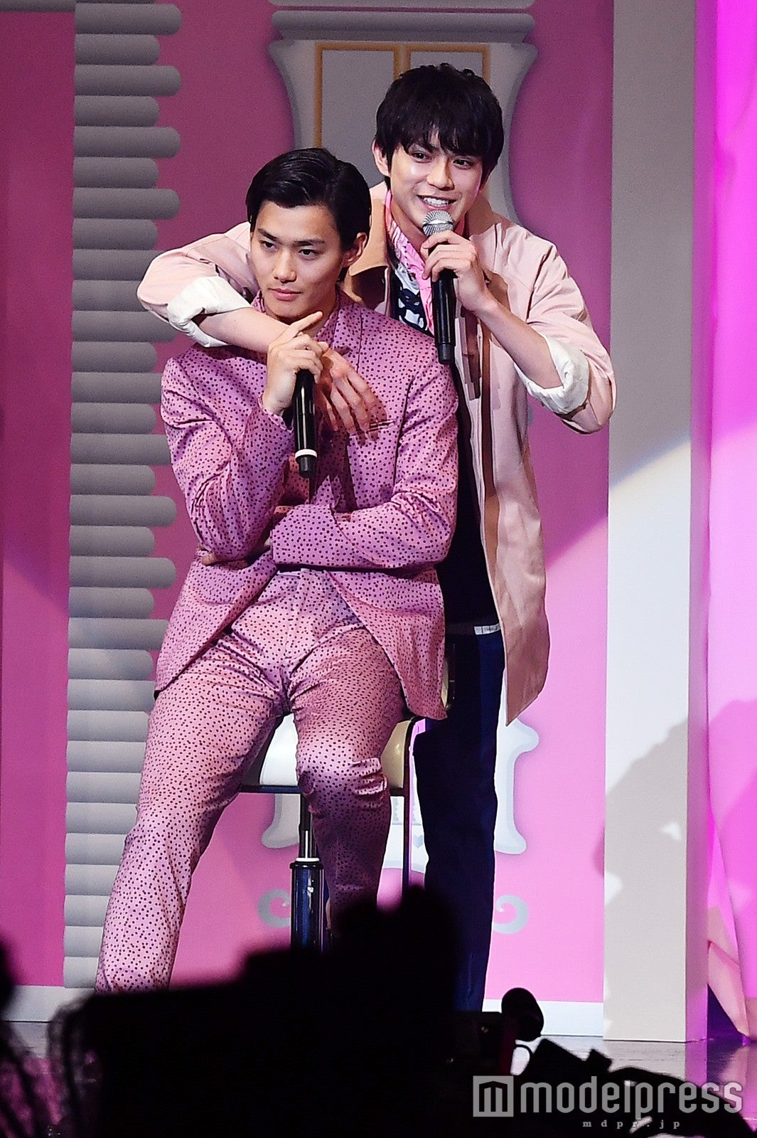 真剣佑、野村周平にバックハグで胸キュン　甘える姿に黄色い歓声が止まらない！