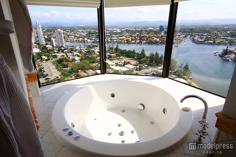 「サーファーズ・パラダイス・マリオット・リゾート＆スパ」のジャグジー／スイートルームは一泊約8万円※時期により変わる