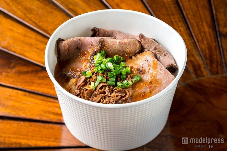 豪快なグルメ屋台の肉料理に舌鼓、縁日&お神輿が盛り上げる秋祭り