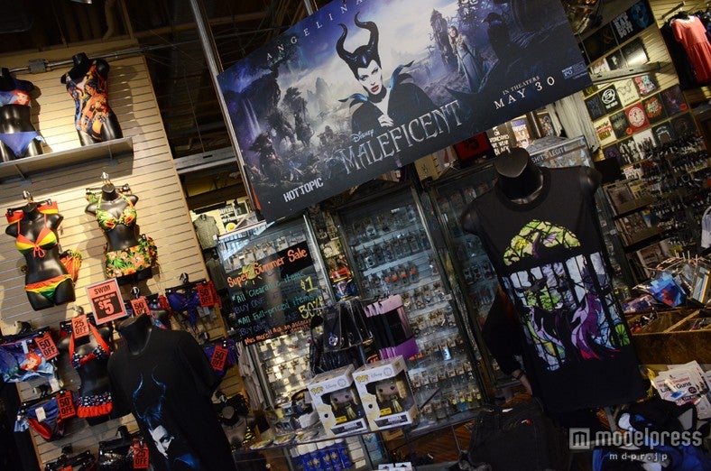 マレフィセントグッズが立ち並ぶ