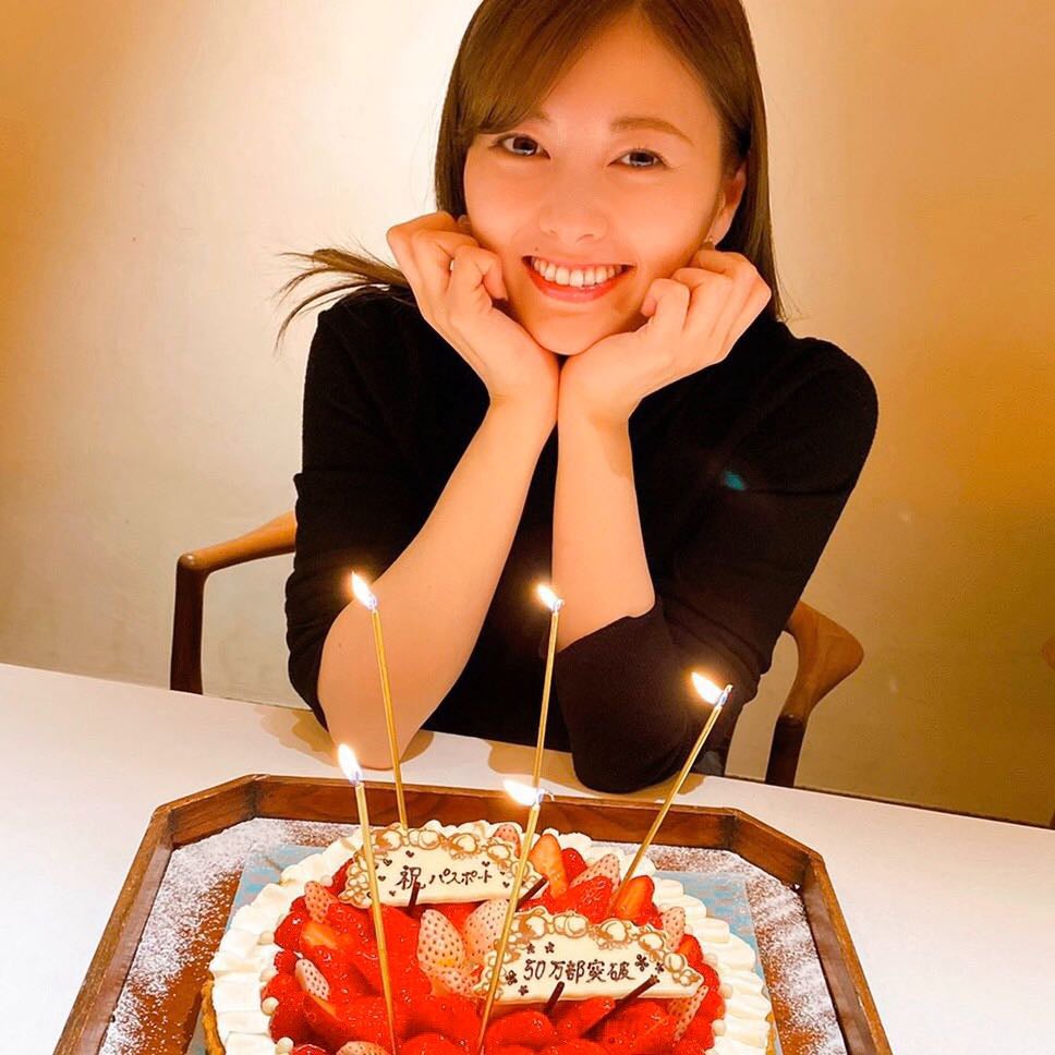 乃木坂46白石麻衣、“彼女感”溢れる神ショットで50万部突破をお祝い＜パスポート＞