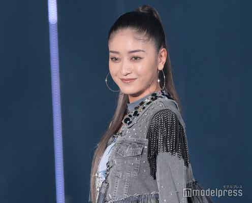 みちょぱ、リメイクドレス着こなし 観客からデニム回収<TGC 2023 S/S>