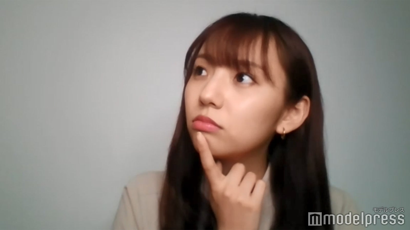 インタビューに応じる新内眞衣（C）モデルプレス