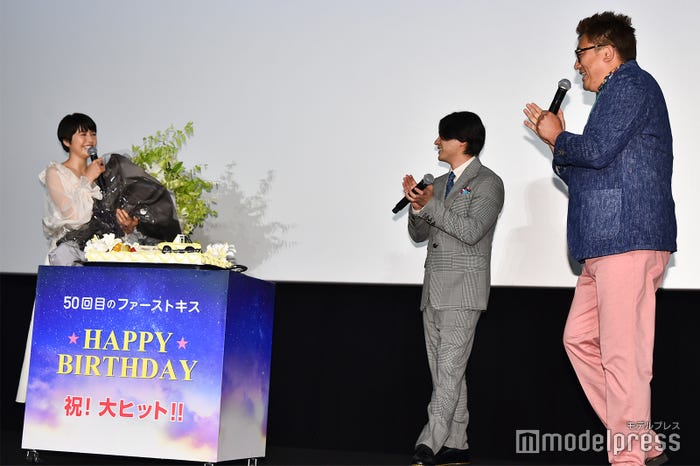 祝福を受ける長澤まさみ、山田孝之、福田雄一監督 (C)モデルプレス