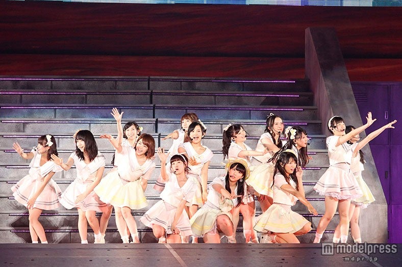 「誰かが投げたボール」をパフォーマンスするアンダーガールズ（C）AKS