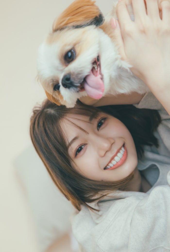 日向坂46高本彩花、愛犬と密着2ショット 1st写真集封⼊ポストカード第3弾解禁【僕の記憶の中で】