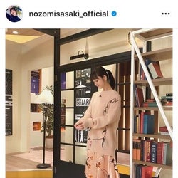「透明感ハンパない」「肌が綺麗」佐々木希のアップショットに反響……薬指にも視線集まる⁉