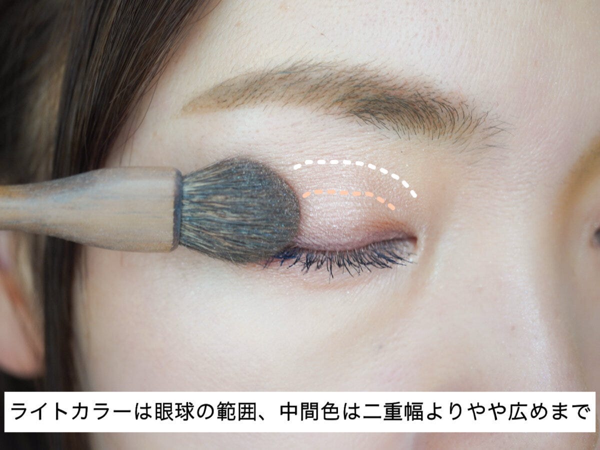 美容ライター アイシャドウのライトカラーを眼球の範囲までブラシで塗る様子