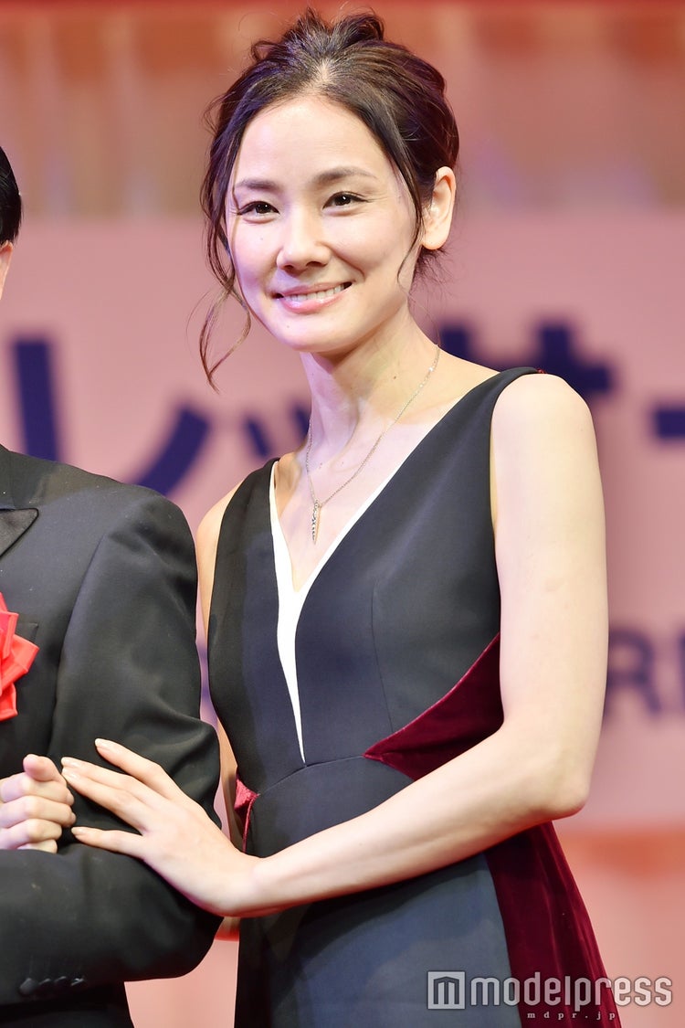 画像12 93 井上真央 小松菜奈ら 黒 ネイビー で魅せる個性豊かなドレスアップスタイル 写真特集 日本ジュエリーベストドレッサー賞 モデルプレス