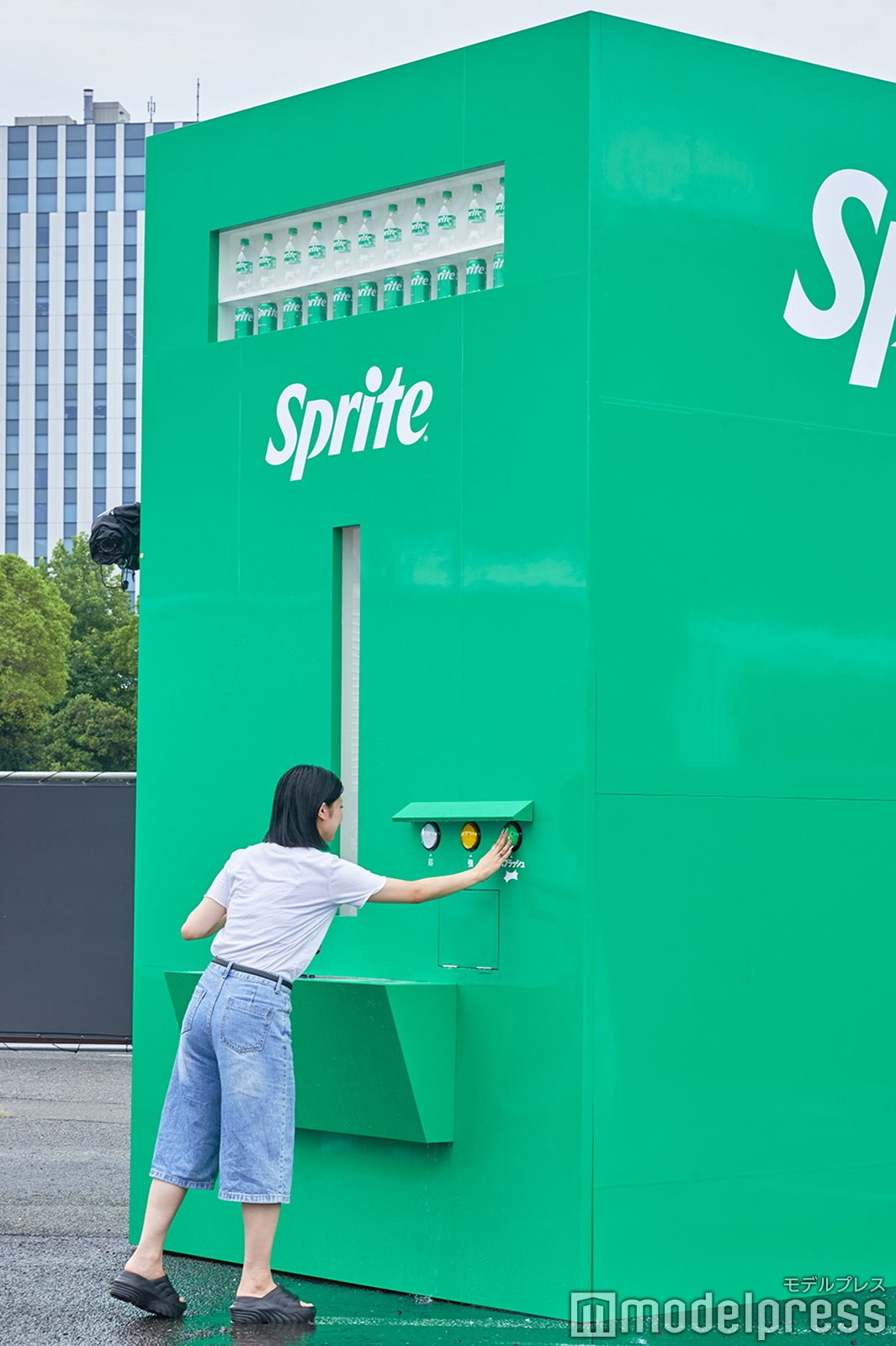 スプラッシュボタンを押す高畠百加さん（C）モデルプレス