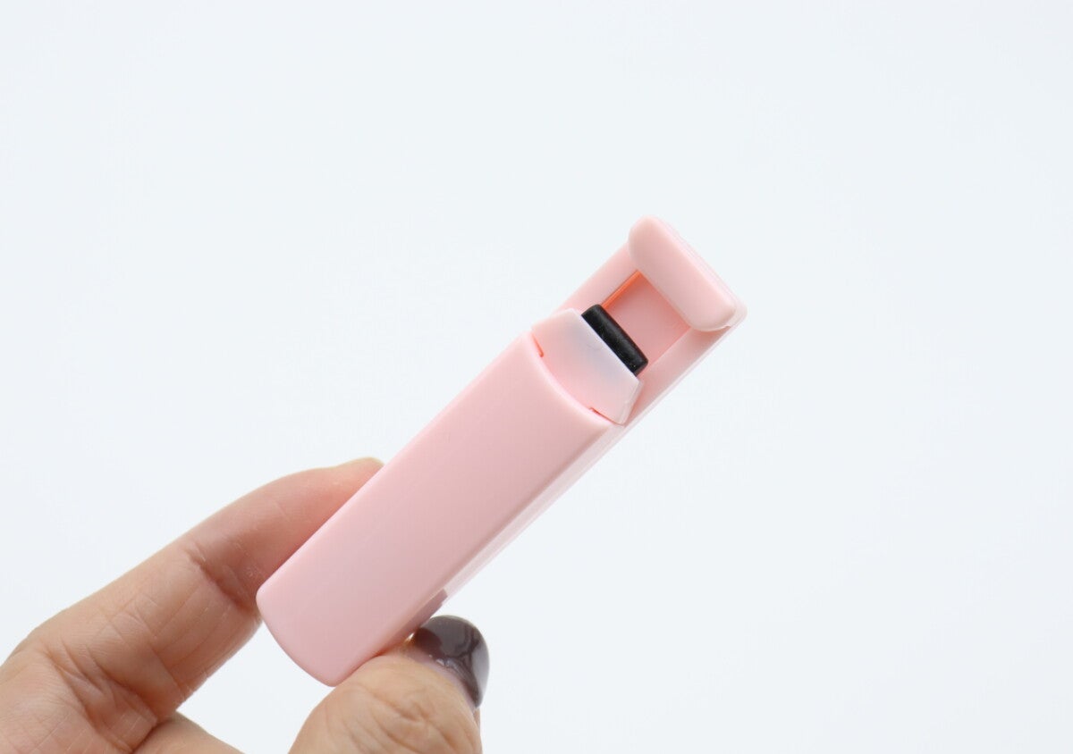 今まで泣く泣く諦めてた…端っこまでしっかり届くコンパクトな100均カーラー