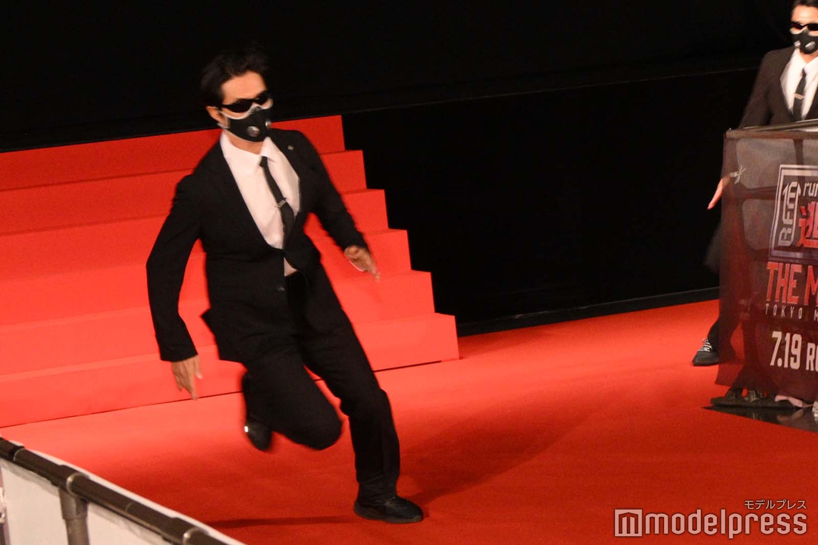 6人を追走するハンター（C）モデルプレス