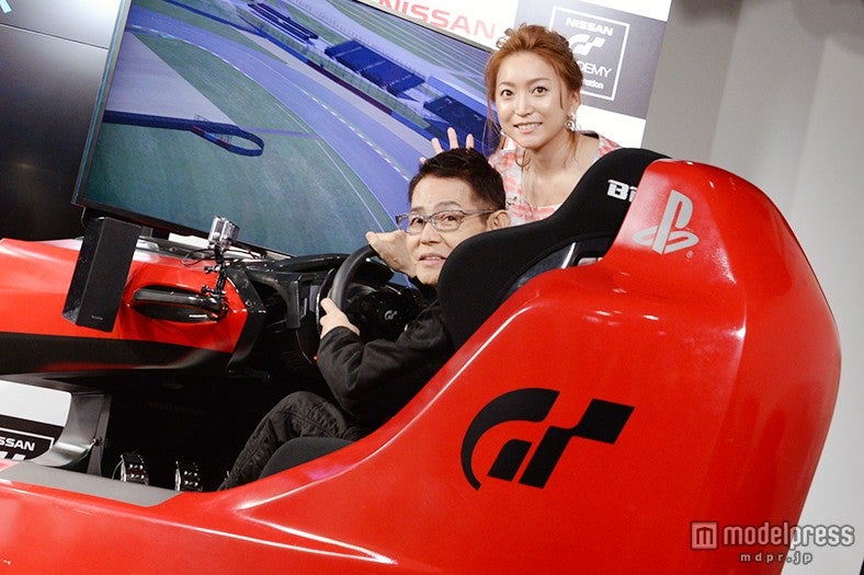 レーシングゲームに挑戦した加藤茶、妻の綾菜さん
