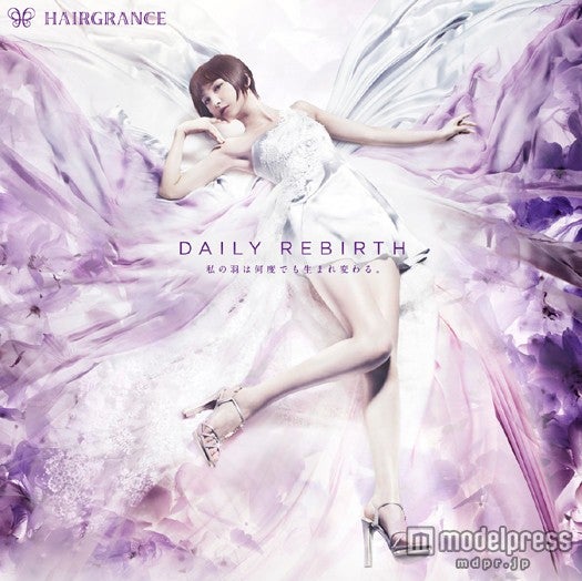 篠田麻里子、純白ミニドレスでしなやかな美脚を披露