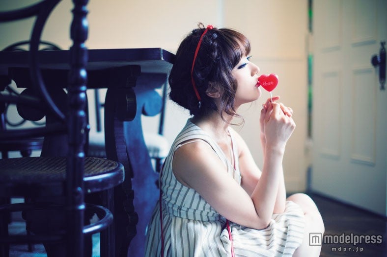 菅野結以／「LARME」004誌面「ロリータ」特集より／画像提供：徳間書店