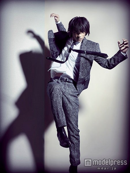 クールな出で立ちで存在感放つ福士蒼汰／「L'UOMO VOGUE」より