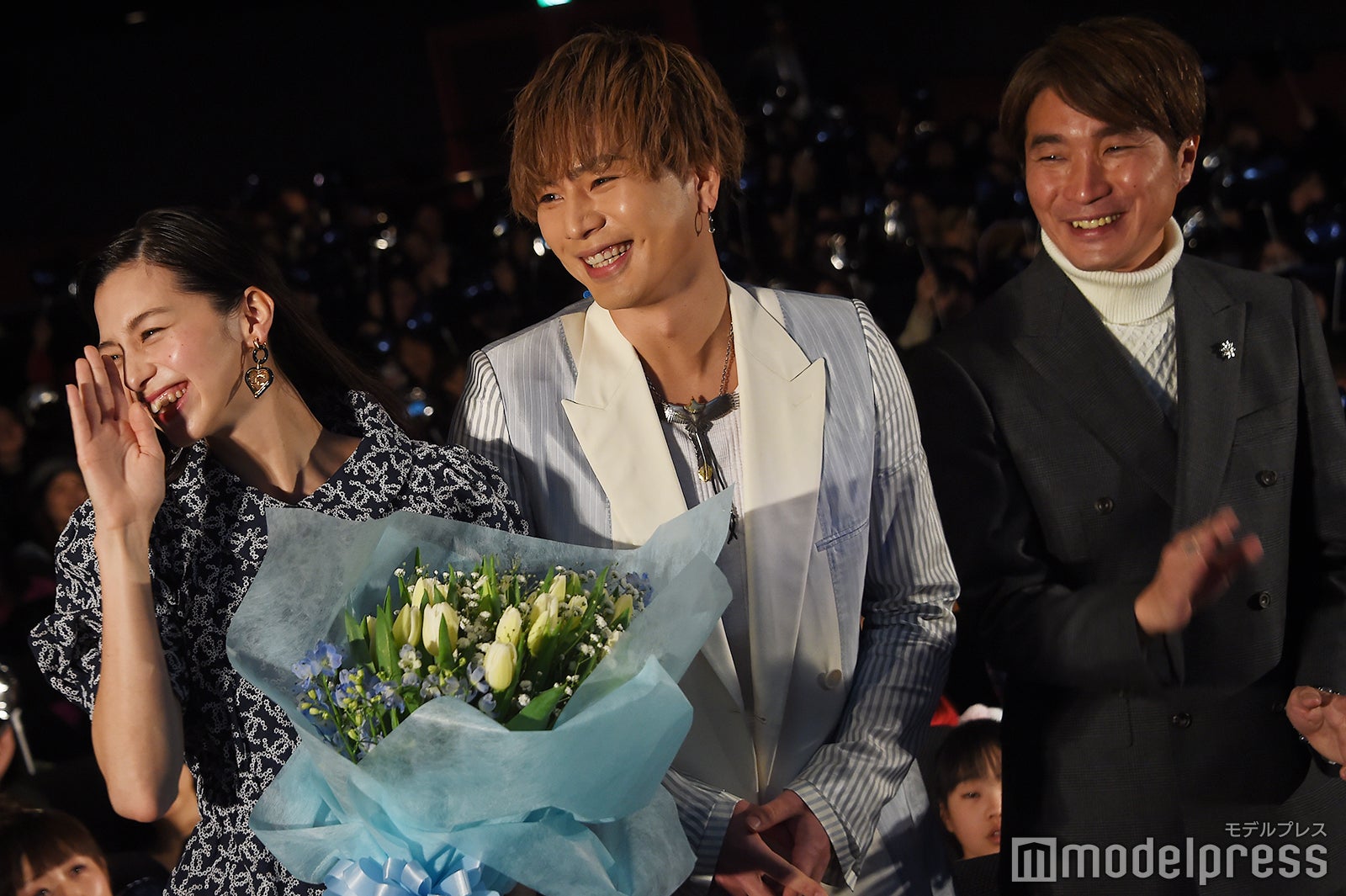 フォトセッション中お喋りしていたことを指摘され笑いがとまらない3人 （C）モデルプレス