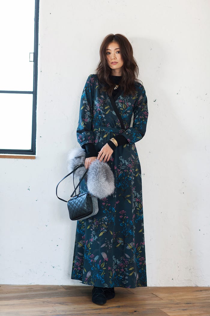 花柄ロングワンピース¥17,593/バナナ・リパブリック ハイネックカットソー ¥8,000/AULA(DraSTic) ネックレス¥22,000/imac ポシェット¥12,000/ハシバミ 手に持ったファーティペット¥30,000/PNC(インターモード川辺) バングル¥9,000/Jouete パンプス¥14,500/ダイアナ(ダイアナ 銀座本店) タイツ/私物(C)TOPLOG