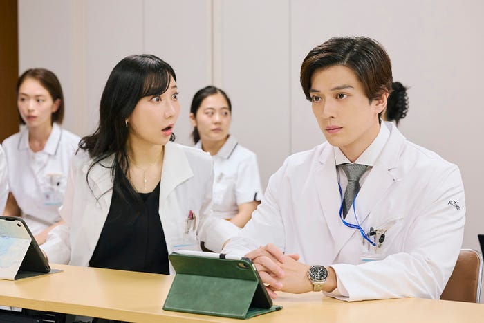 ファーストサマーウイカ、新田真剣佑「19番目のカルテ」第7話(C)TBSスパークル/TBS(撮影:加藤春日)