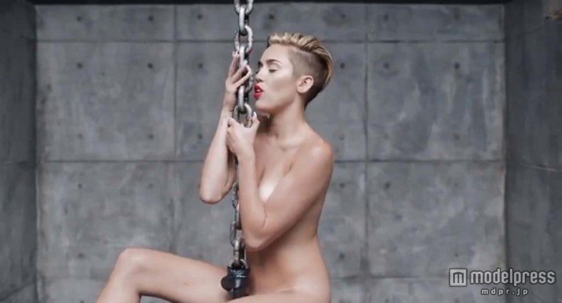 MVで全裸のマイリー・サイラスにポロリ危機