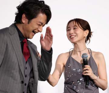 妊娠公表の田中みな実 10cm超ヒールでも背筋ピン！ 彫刻的ヒールの足元、柴咲コウも同シリーズの靴で1週間前に登壇していた