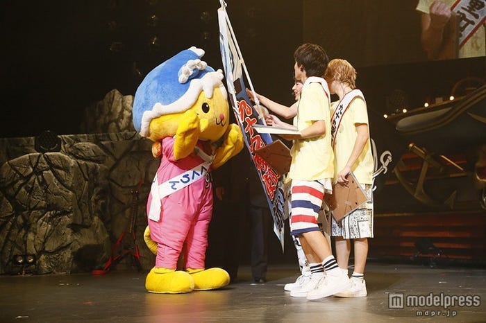 くくりんから旗を受け取るDISH//メンバー/Photo by 佐藤薫