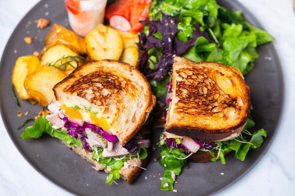 大阪「ノットマーケットプレイス」グリルサンドやドーナツ味わえる“元工場”ベーカリーカフェ