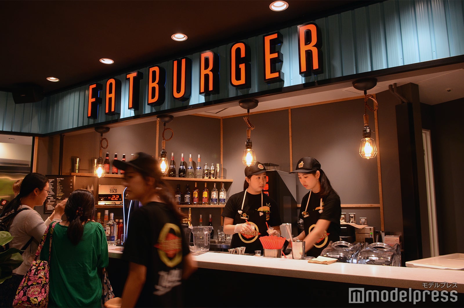 ビールやショットなどアルコールを提供するバーカウンター（C）モデルプレス