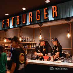 ビールやショットなどアルコールを提供するバーカウンター(C)モデルプレス