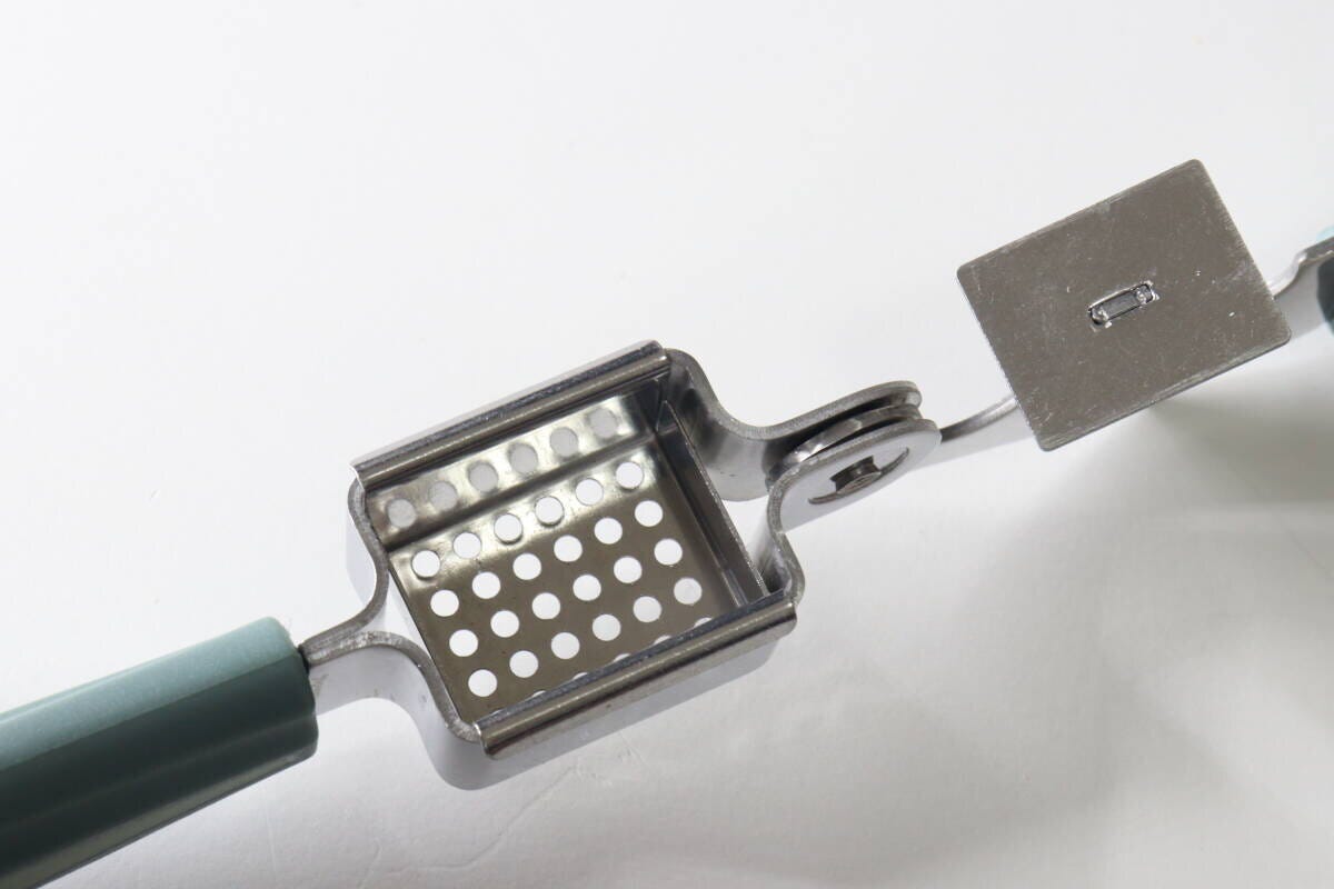 ガーリックつぶしを開き、にんにくを入れる穴の開いた受け皿部分が見える状態