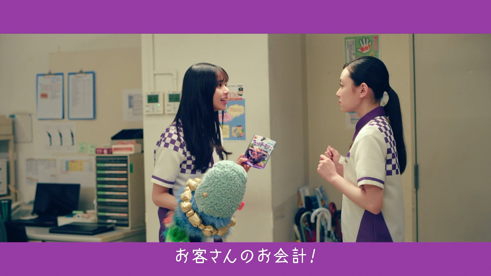 （左）齋藤飛鳥／「こっそりと」篇より（提供写真）