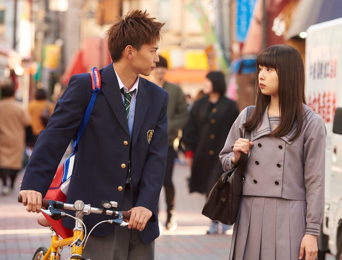 佐藤大樹、桜井日奈子(C)吉住渉/集英社 (C)2018 映画「ママレード・ボーイ」製作委員会