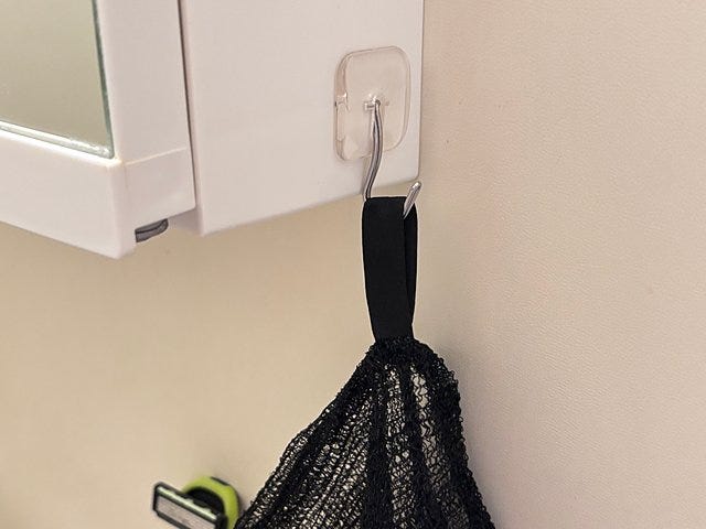 セリア　水周りでも使える耐水性クリアテープフック　使用例　水周り