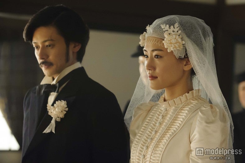 結婚式シーンの撮影に挑むオダギリジョーと綾瀬はるか（C）NHK