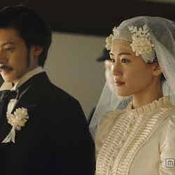 結婚式シーンの撮影に挑むオダギリジョーと綾瀬はるか（C）NHK