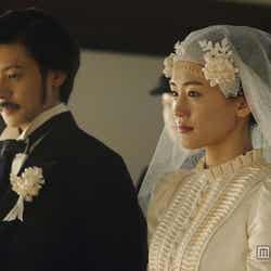 結婚式シーンの撮影に挑むオダギリジョーと綾瀬はるか(C)NHK
