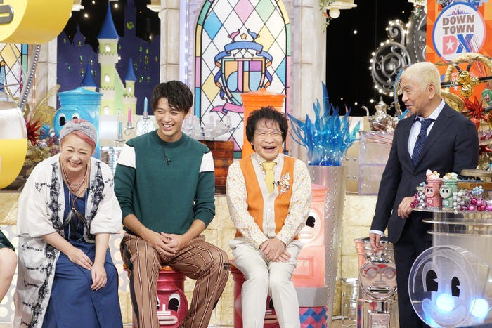 竹内涼真(中左)/写真提供:読売テレビ