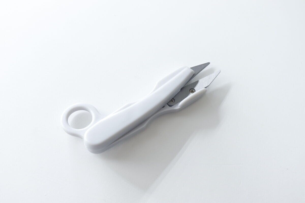 白い「指通し付にぎりハサミ」を上から見た全体像