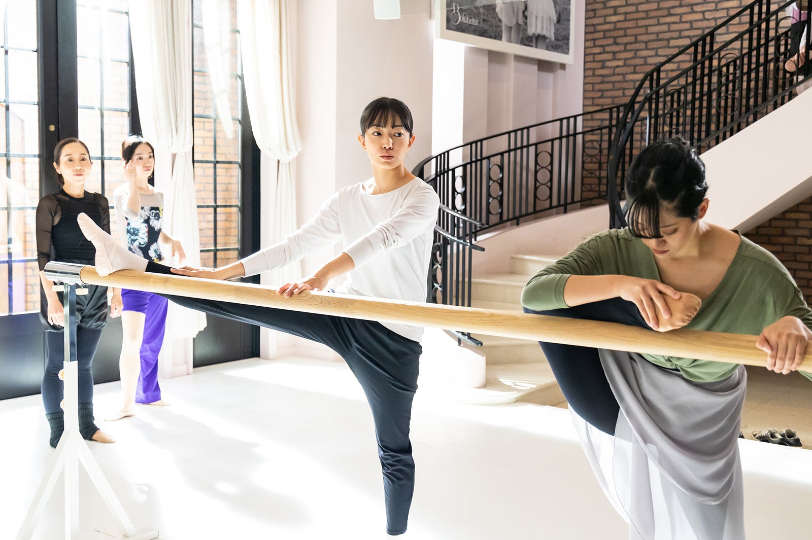 （真ん中）菅野美穂「ゆりあ先生の赤い糸」第6話より（C）テレビ朝日