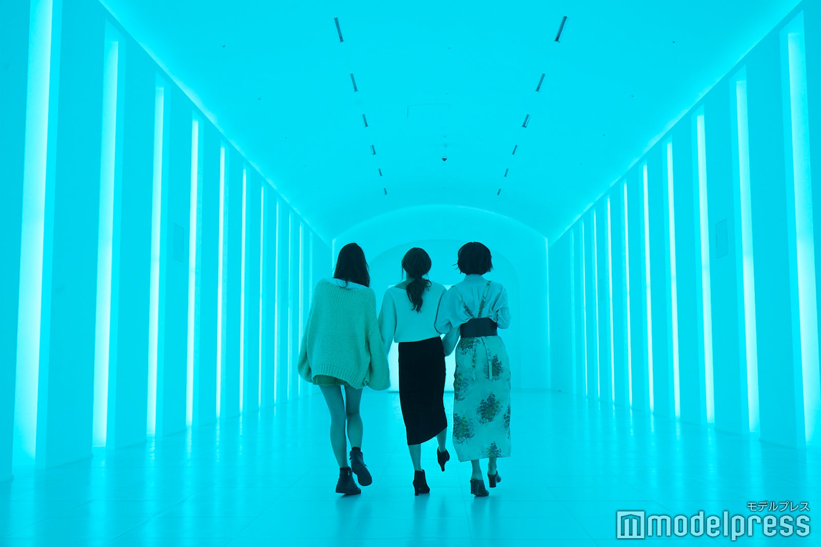 ブルーのライトの中だとクールな印象に（C）モデルプレス